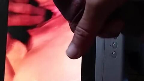 HD видео, кончает на фото (гей)